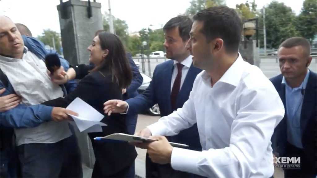 Мендель толкалась и пыталась вырвать микрофон у журналиста, который хотел задать вопросу Зеленскому