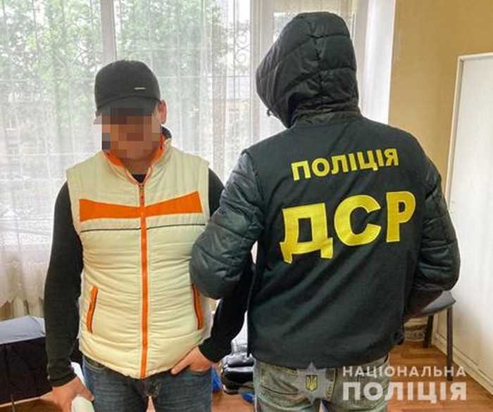 Поліцейські викрили двох кримінальних «авторитетів» у поширенні злочинного впливу: один із них – у санкційному списку РНБО