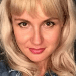 zh-nka-yaka-vikinula-ukra-ns-k-pasporti-zagrim-la-v-bazu-mirotvorcya-foto-dsnews-ua-1