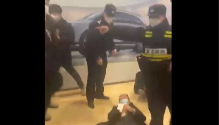 После снижения цен на Tesla в Китае: сообщается о протестах перед филиалами, аналитики сохраняют спокойствие