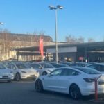 Необычное зрелище: Tesla Center Hanover чуть не переполняется перед Model Y посреди квартала tesla-zentrum-hannover-020223-parplatz-eingang-740x425