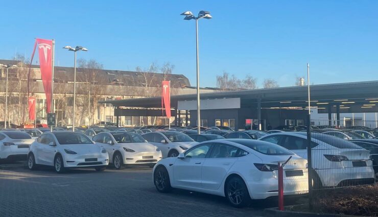 Необычное зрелище: Tesla Center Hanover чуть не переполняется перед Model Y посреди квартала