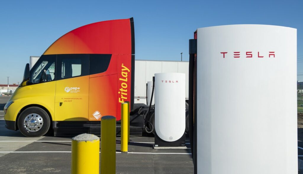 Калифорния в Техас: согласно отчету, Tesla планирует зарядный маршрут для полуприцепов и других электрических грузовиков