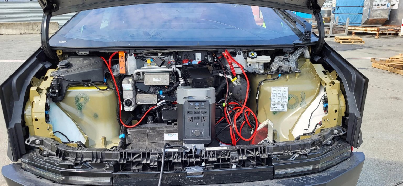 Tesla Cybertruck Dual Motor крупным планом показывает «Super Manifold V2», мощный мотор стеклоочистителя, классные детали интерьера