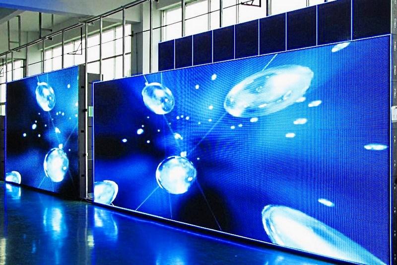 LED відеоборд чи медіаштендер: що краще обрати для реклами?