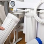 Чому системи зворотного осмосу – найкращий вибір для чистої води? montazh-zvorotnoho-osmosu-870x400